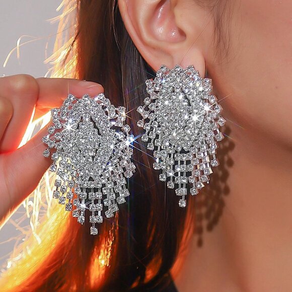 Silver Elegant glam Women's Gorgeous Crystal Tassel Drop Earrings - Picture 1 of 6